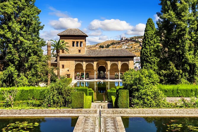 Granada: Alhambra Guided Tour including Nasrid Palaces - How the guides shape the experience