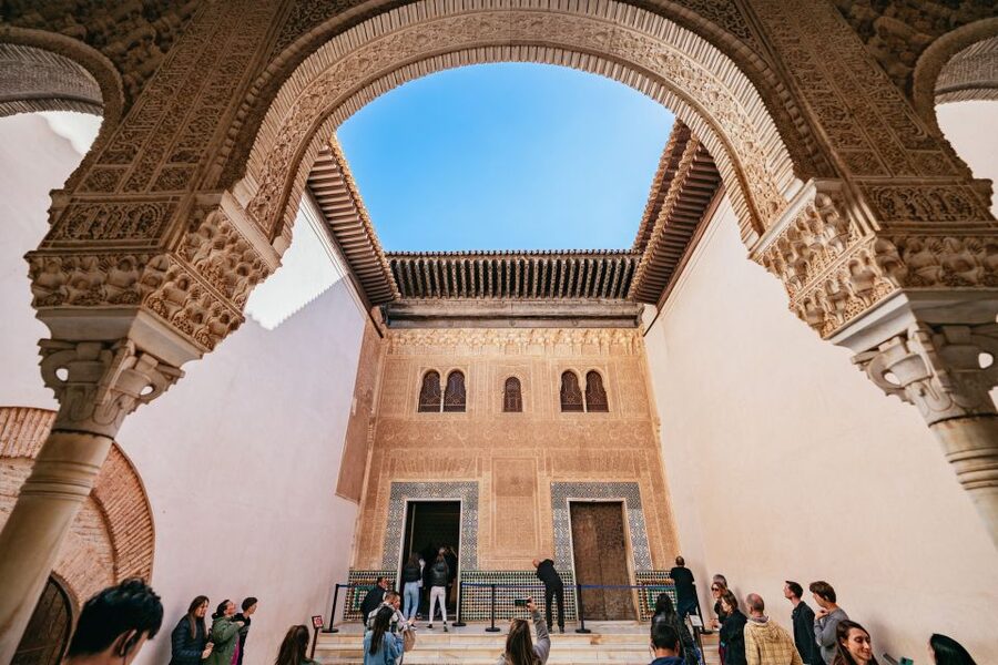 Granada: Alhambra Guided Tour with Nasrid Palaces & Gardens - Should you book it?