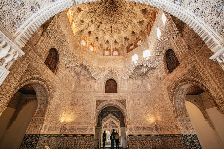 Granada: Alhambra Guided Tour with Nasrid Palaces & Gardens - What the guides add to the visit