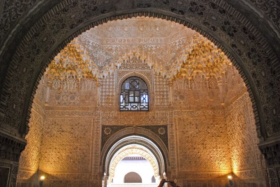 Granada: Alhambra, Nasrid, and Generalife Private Tour - The guides are the main reason to pay more