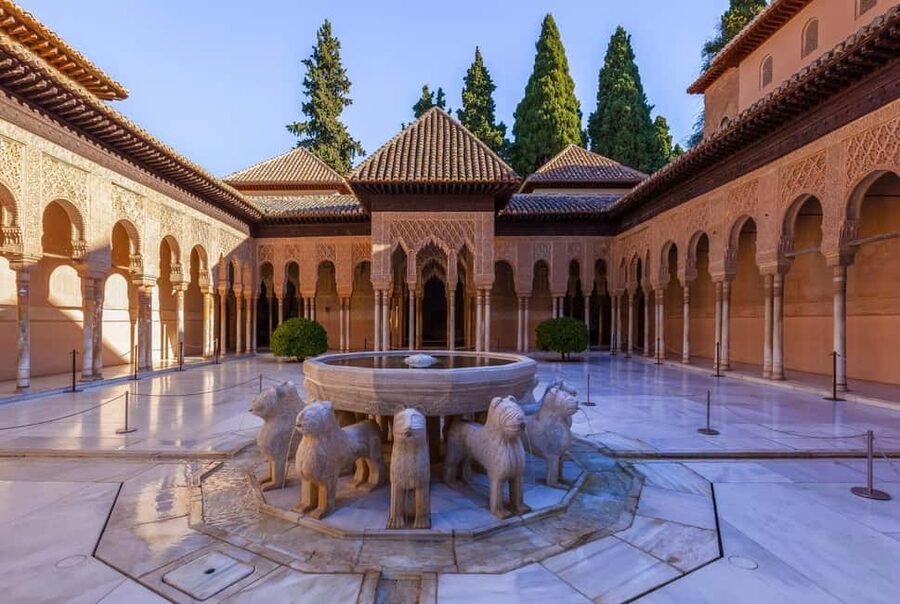 Granada: Alhambra, Nasrid Palaces & Gardens guided Tour - Why the Alhambra works best with a guide