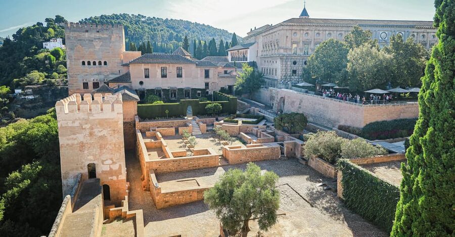 Granada: Alhambra & Nasrid Palaces Small Group Guided Tour - History, religion, and design explained clearly