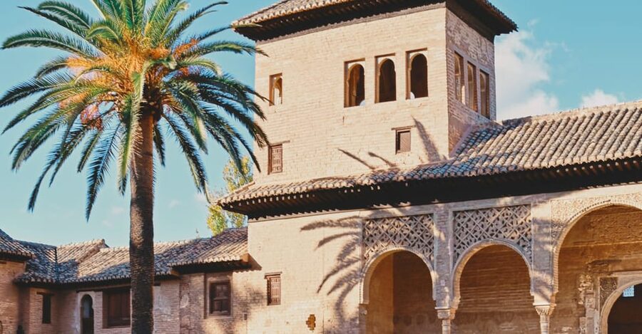 Granada: Alhambra & Nasrid Palaces Small Group Guided Tour - A small group makes a difference