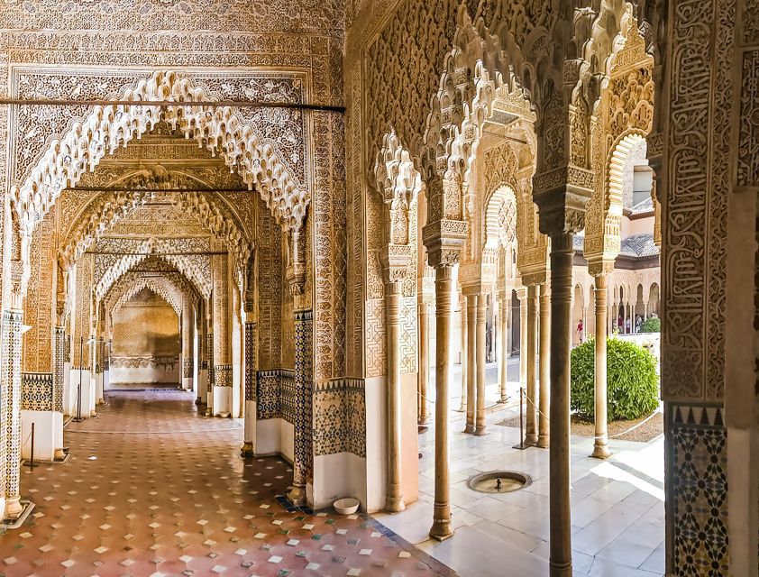 Granada: Alhambra & Nasrid Palaces Tour with Tickets - Why a guide helps at the Alhambra