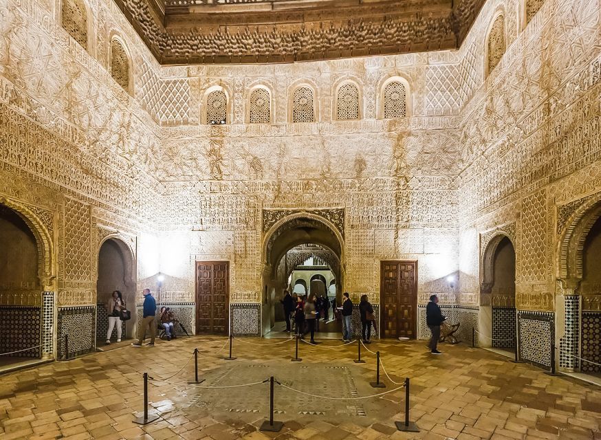 Granada: Alhambra & Nasrid Palaces Tour with Tickets - The Nasrid Palaces: the essential visit