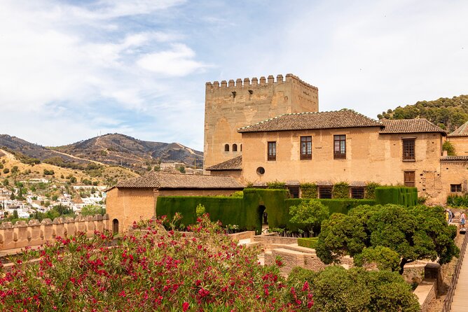 Granada (Alhambra) Scavenger Hunt and Sights Self-Guided Tour - Starting at Pilar de Carlos V