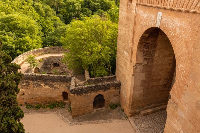 Granada (Alhambra) Scavenger Hunt and Sights Self-Guided Tour - Pilar de Carlos V and the first clues
