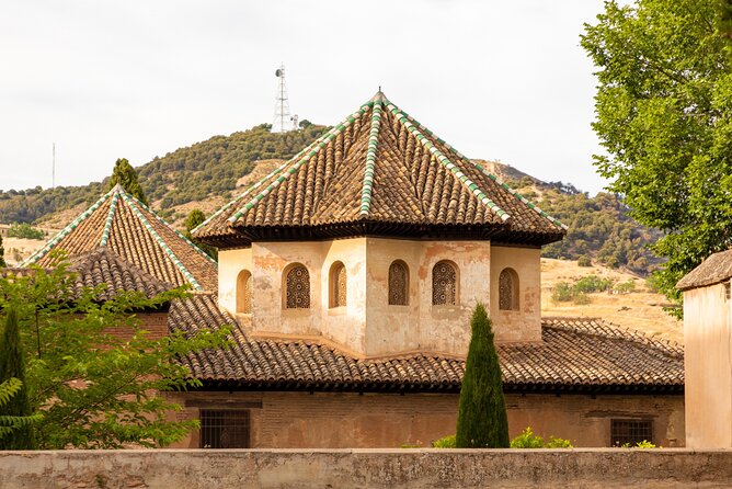 Granada (Alhambra) Scavenger Hunt and Sights Self-Guided Tour - Puerta del Vino and the route’s visual clues