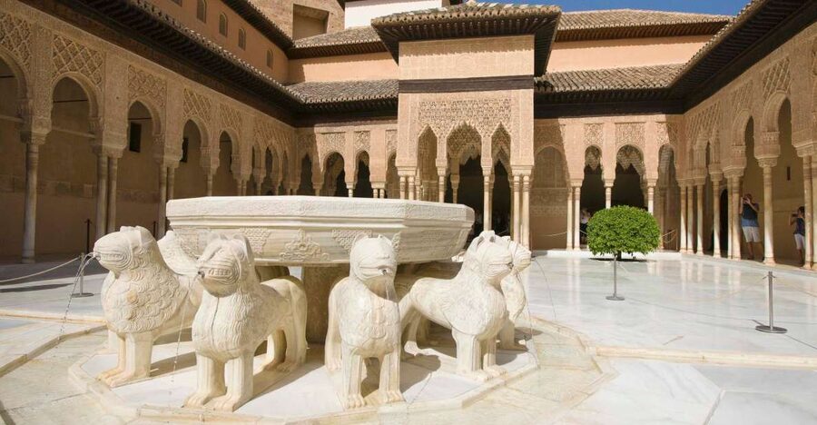 Granada: Alhambra Small Group Tour with Nasrid Palaces - Generalife gardens: the calm opening or closing section