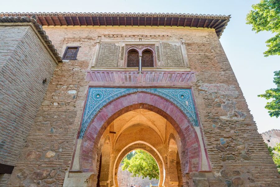 Granada: Alhambra Ticket and Guided Tour with Nasrid Palaces - Generalife gardens: the quieter opening