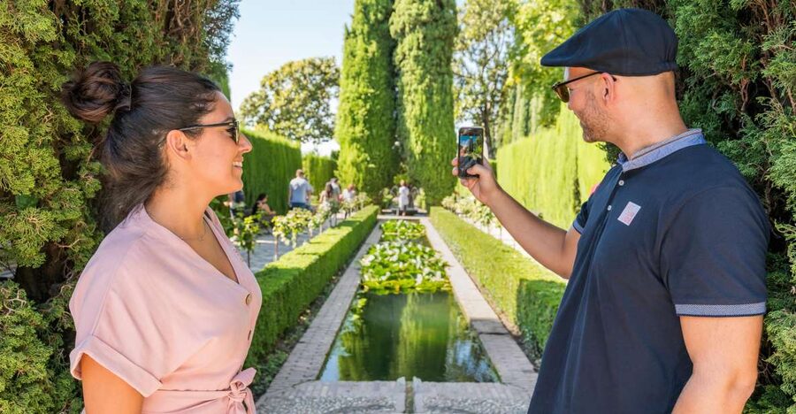 Granada: Alhambra Ticket and Guided Tour with Nasrid Palaces - Group size, private tours, and the human side of the visit