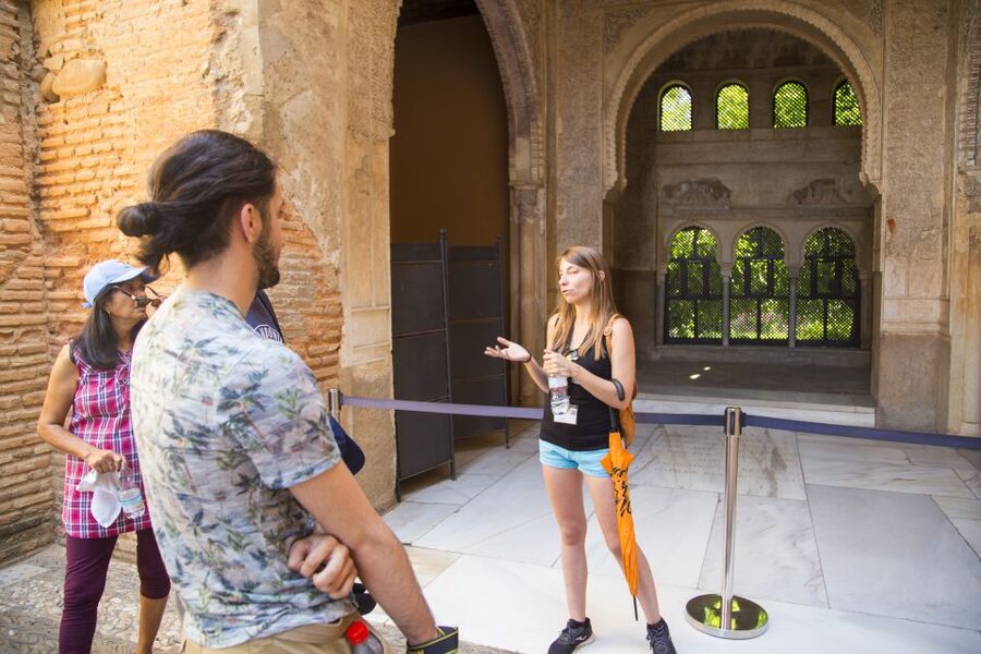 Granada: Combo Alhambra, Albaicín, and Sacromonte Tour - Key points to know before booking
