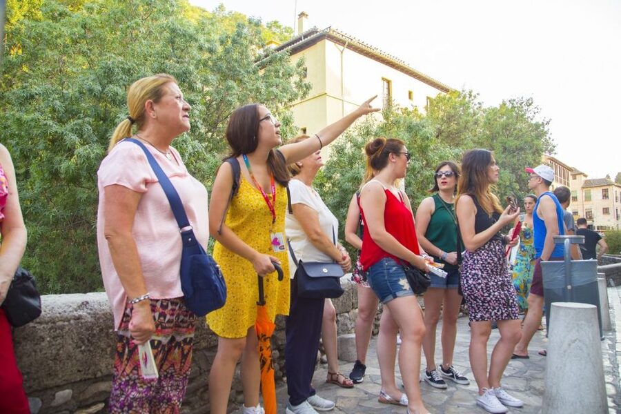 Granada: Combo Alhambra, Albaicín, and Sacromonte Tour - Sacromonte and its cave settlements