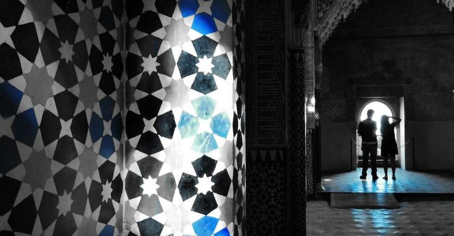 Granada: Fast-Track Alhambra & Nasrid Palaces Guided Tour - Entering the Nasrid Palaces and Courtyard of the Lions