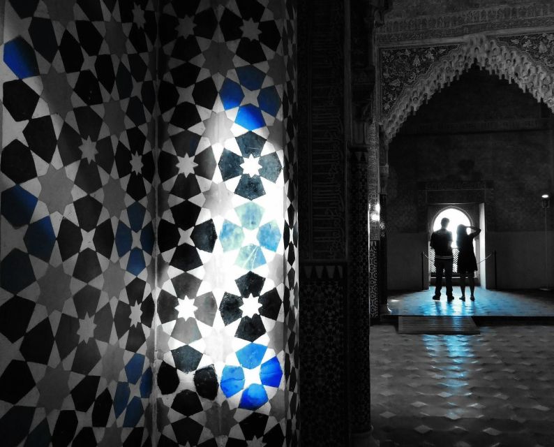 Granada: Fast-Track Alhambra & Nasrid Palaces Guided Tour - Starting the visit and finding your meeting point