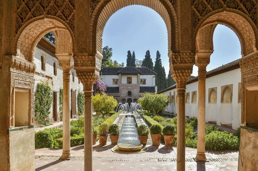 Granada: Full Alhambra Premium Guided Tour with Tickets - What the guide adds to the architecture