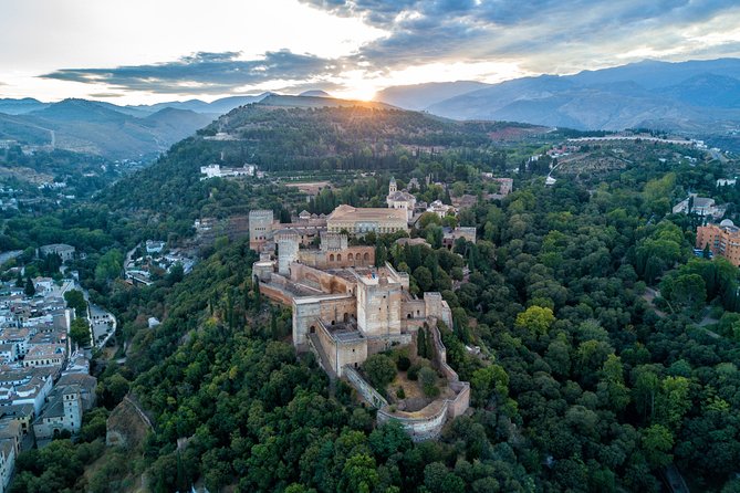 Granada full day: La alhambra completa + el Albaicin y Sacromonte - Lunch break: useful breathing room, but bring your own budget