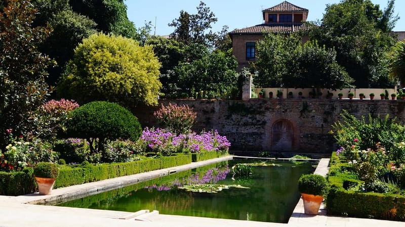 Granada: Gardens of the Alhambra and Generalife Regular Tour - Practical details that can affect your day