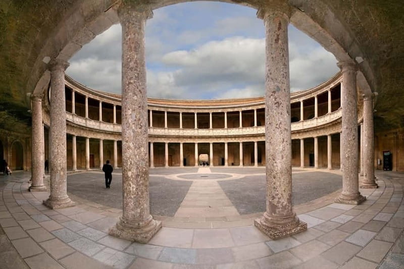 Granada: Gardens of the Alhambra and Generalife Regular Tour - Walking the old Muslim medina