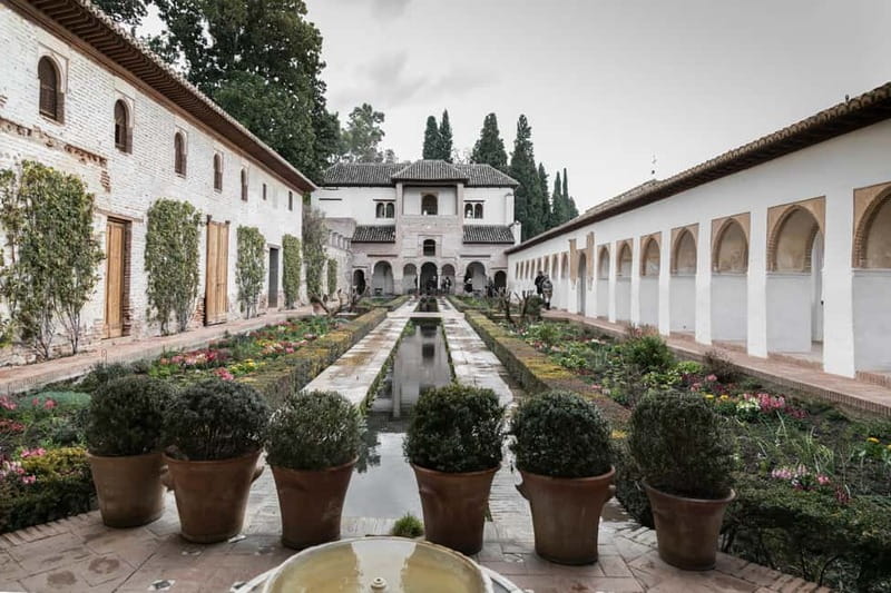 Granada: Last minute ticket Alhambra Tour - The Alcazaba for Granada Views