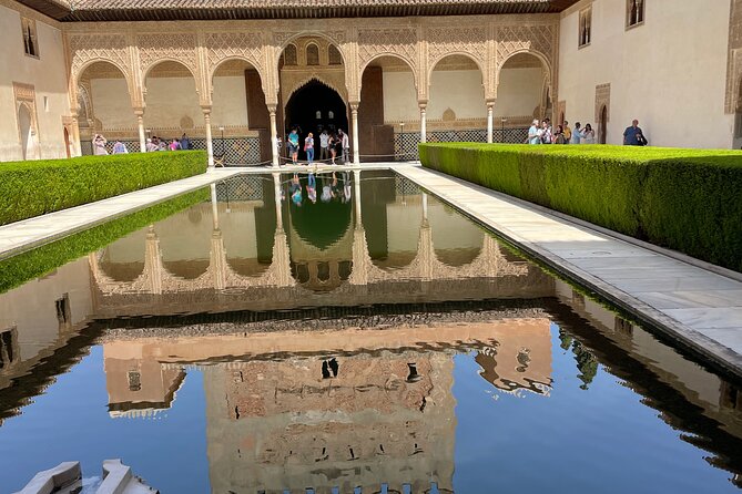 Granada : Private Alhambra Tour + Nazaries Palaces (VIP) - Starting at Restaurante La Mimbre