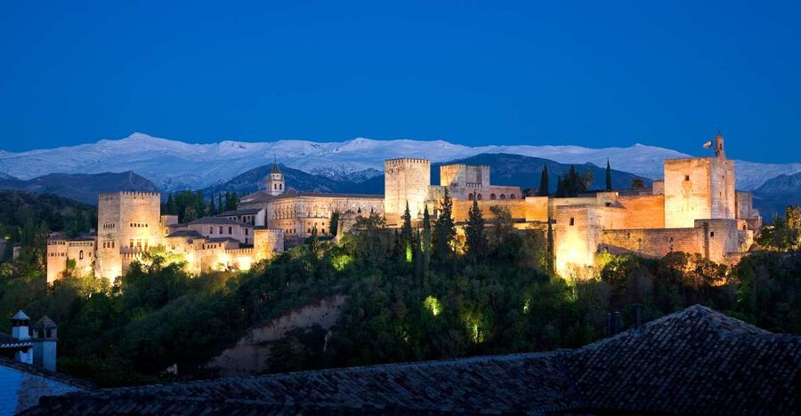 Granada: The Alhambra and Nasrid Palaces Guided Night Tour - Why the Alhambra feels different at night