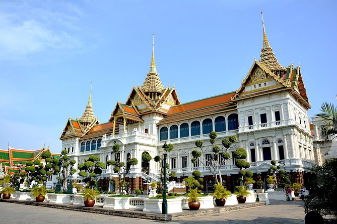 Grand Palace , Thai dance & Fun street walk in Bangkok - A guide who handles Bangkok’s difficult first stop