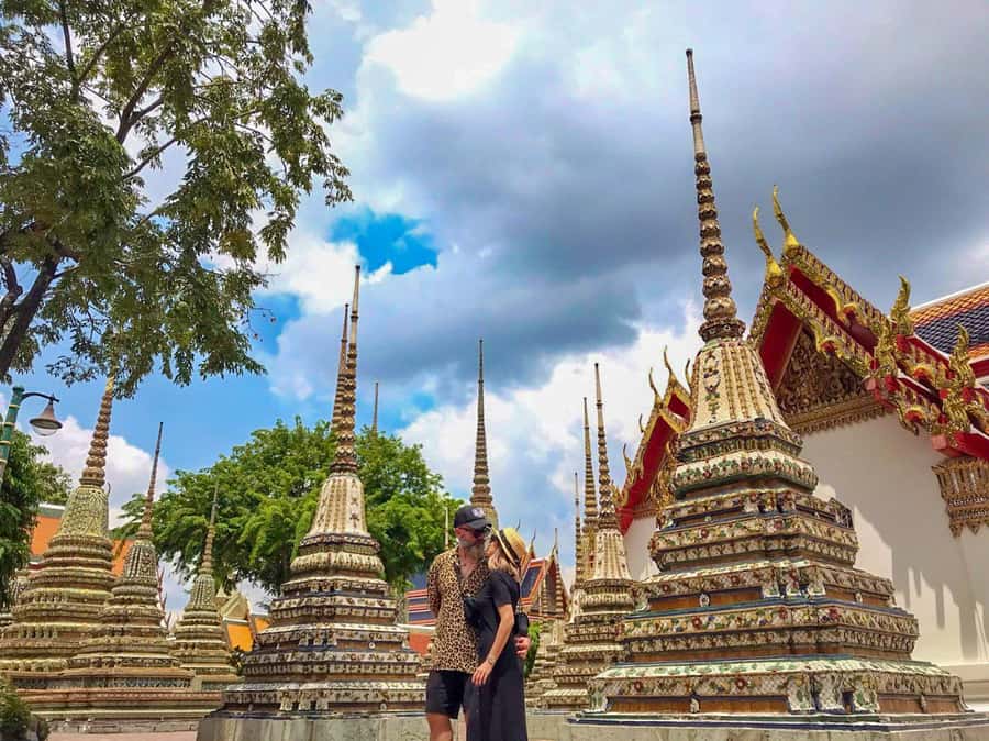 Grand Palace, Wat Pho, and Wat Arun: Guided Tour in Spanish - Wat Arun’s porcelain pagoda and riverside setting