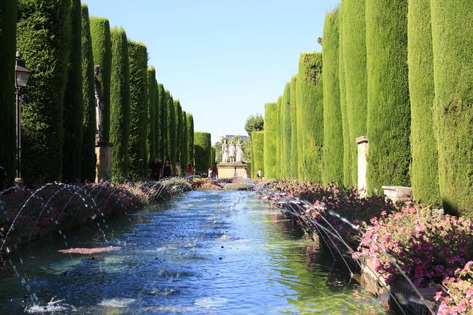 Guided tour: discover the 2 great monuments in Córdoba: Mezquita and Alcázar. - What the headphones and group size mean