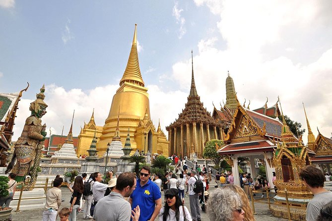 Guided Tour of Grand Palace & Emerald Buddha Temple in Bangkok - Entering Wat Phra Kaew and seeing the Emerald Buddha