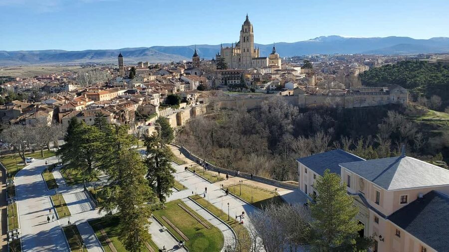 Guided tour of Segovia in Spanish: Cathedral and Alcázar - Walking from the Alcázar through the Canonjías