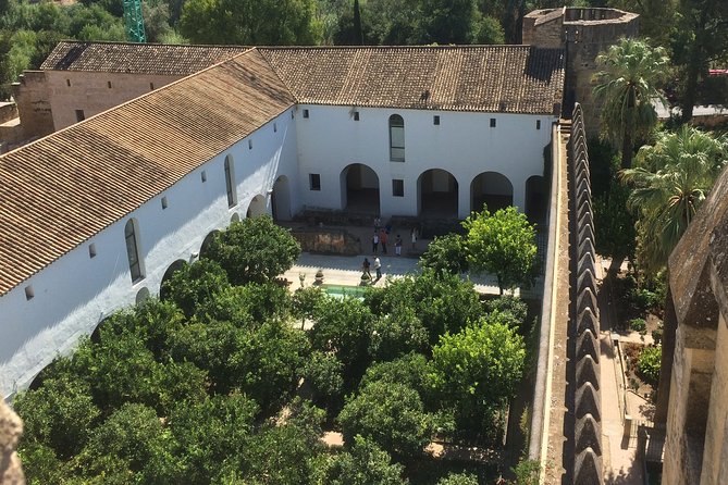 Guided tour of the Alcazar de los Reyes Cristianos in Spanish - Inside the 14th-century Alcázar