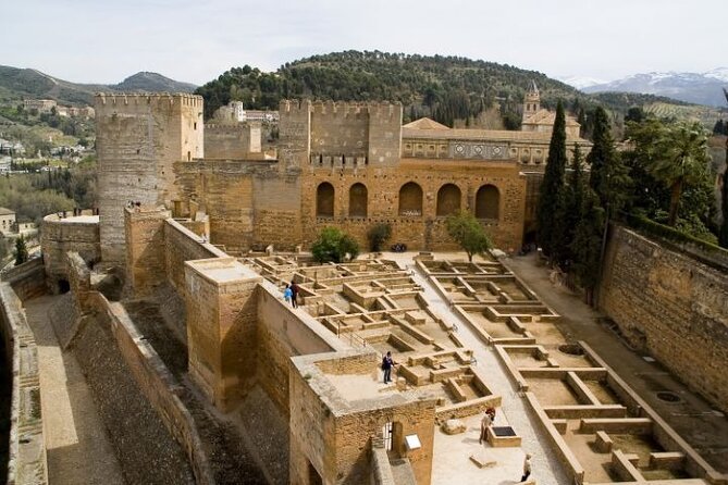 Guided tour to Alhambra with Generalife, Alcazaba and Carlos V - The Partal Palace in ten focused minutes