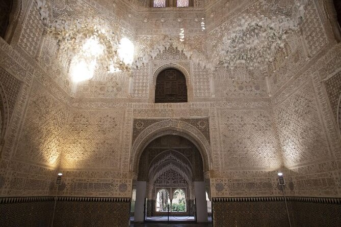Guided Walking Tour of the Alhambra in Granada - Why a guide adds value here