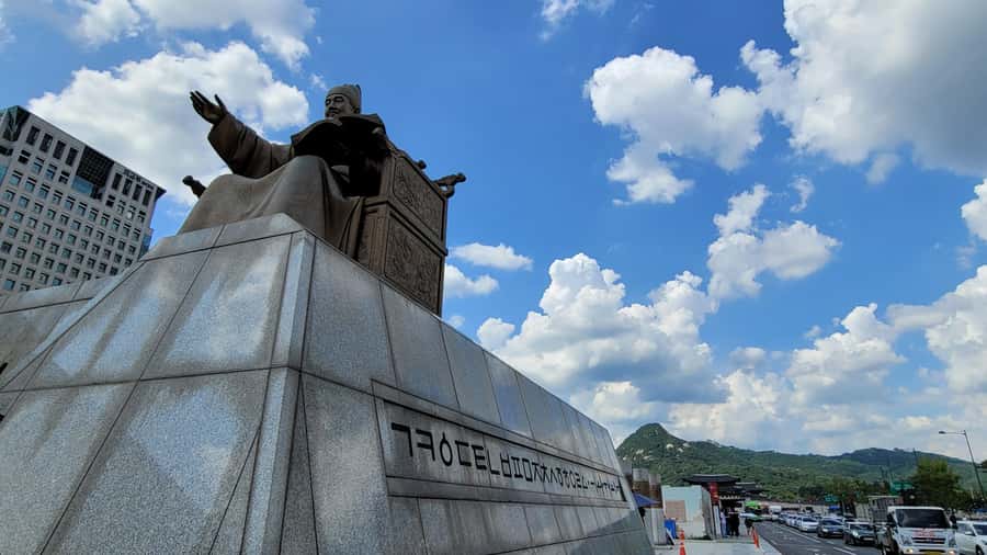 Gyeongbokgung Palace, Jogyesa Temple and Bukchon village - What $82 includes, and what it does not