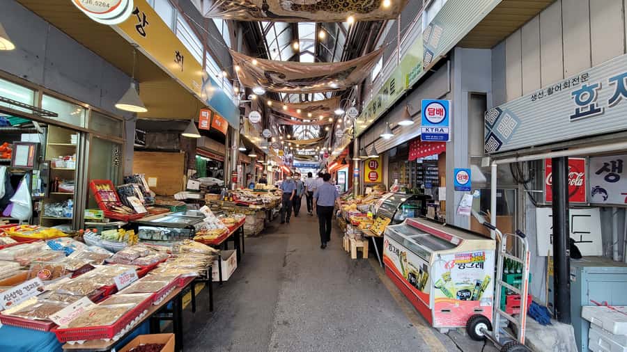 Gyeongbokgung Palace, Jogyesa Temple and Bukchon village - Who will enjoy this three-hour walk