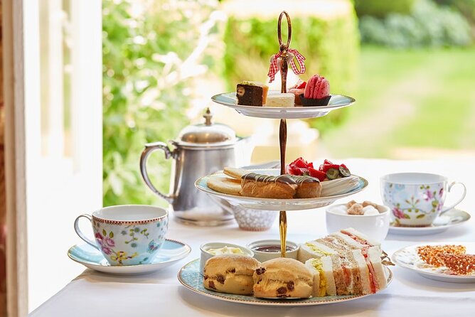 Hampton Court Guided Tour. Full day Access & High Tea - Why Hampton Court works so well with a guide
