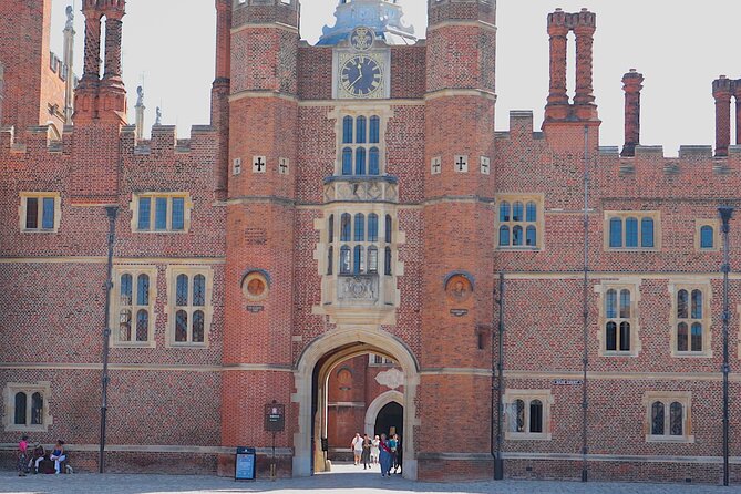 Hampton Court Guided Tour. Full day Access & High Tea - Who will enjoy this Hampton Court day?