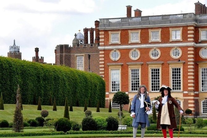Hampton Court Palace Private Tour - Secrets of Henry VIII - Private attention for families and mixed groups
