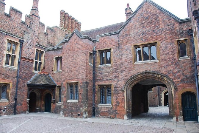 Hampton Court Palace Private Tour - Secrets of Henry VIII - How this compares with an audio guide