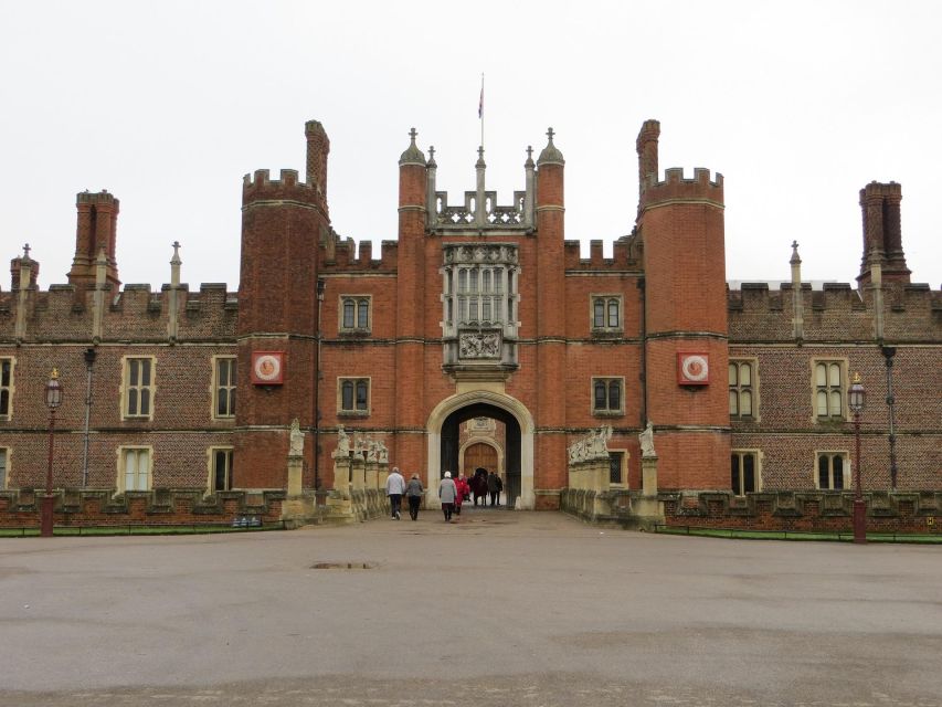 Hampton Court Palace Private tour With Fast Track Entry - Fast-track entry and the first look inside