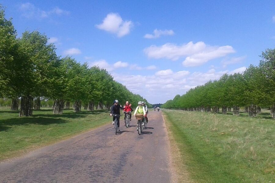 Hampton Court Palace: River Thames Bike Tour - Why this ride is a smart escape from central London