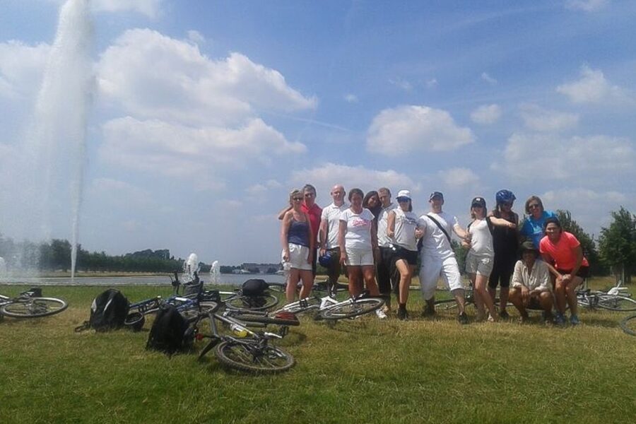 Hampton Court Palace: River Thames Bike Tour - Following the Thames through leafy southwest London