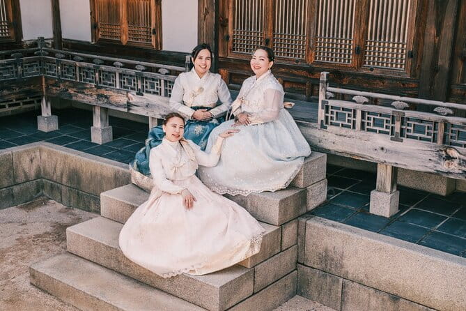 Hanbok Photoshoot and History Tour at Gyeongbokgung Palace - Gyeonghoeru Pavilion and the softer portraits