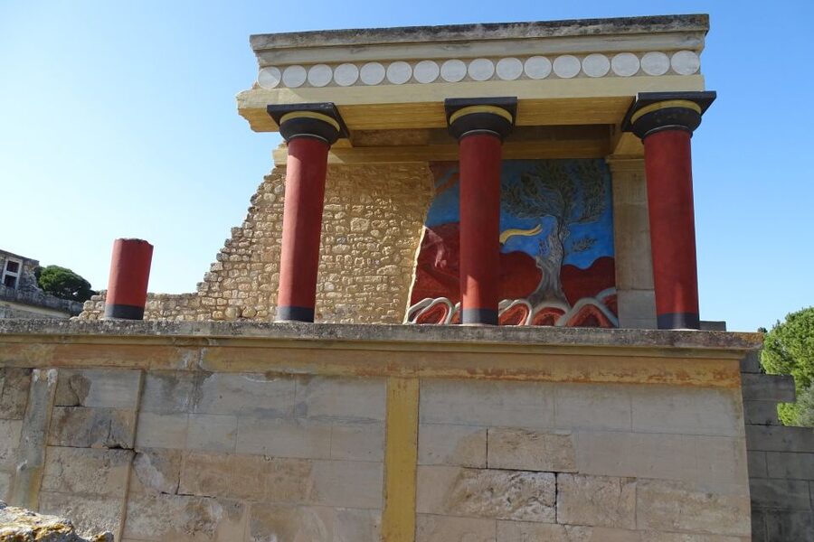Heraklion: Knossos Palace, Zeus Cave & Oil Mill Private Tour - Lunch at a family taverna