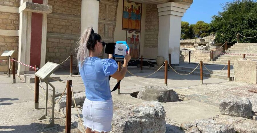 Heraklion: Palace of Knossos 3D Virtual Audio Tour by Tablet - Meeting the orange-shirted team at the entrance