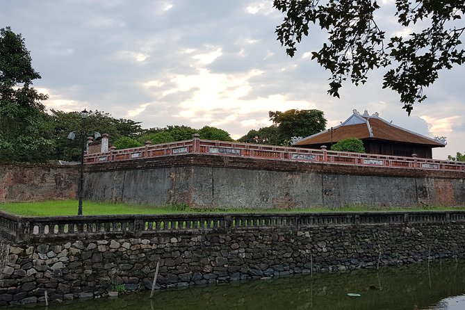 Hue Imperial City Walking Tour: Citadel & Forbidden City - Ngo Mon Gate gives you the right opening lesson