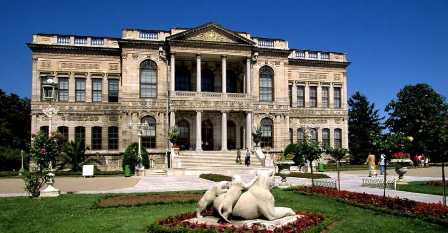 Istanbul: Dolmabahçe Palace and Uskudar Guided Tour - Crossing the Bosphorus toward Uskudar