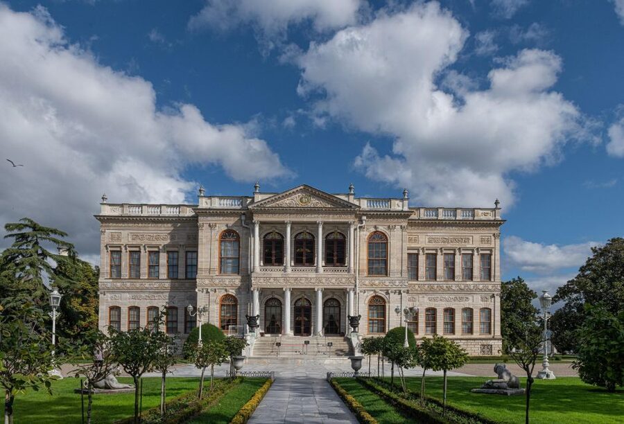 Istanbul: Dolmabahce Palace Tour and Bosphorus Yacht Cruise - A quick look at Dolmabahce Mosque