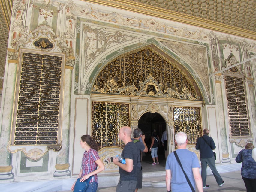 Istanbul: Topkapi, Hagia Sophia and Basilica Cistern Tour - What the guide adds to the day